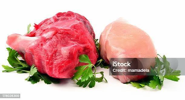 Foto de Peito De Frango E Carne Bovina e mais fotos de stock de Carne de Vaca - Carne de Vaca, Cru, Frango - iStock