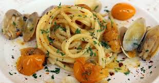 Spaghetti alle vongole con ingrediente segreto *mistero*. Spaghetti Alle Vongole Veraci Flashbang Con Pomodorino Giallo I Sapori Del Mediterraneo