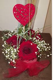 Mazzo realizzato con 50 rose rosse della migliore qualita', fogliame decorativo e nastro rosso. Composizione D Amore Per San Valentino In Perfetto Stile Fiorito Negozi Di Fiori San Valentino Composizioni Floreali