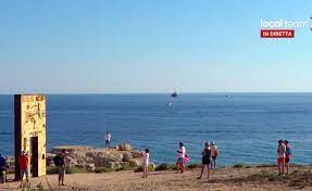 Www.alfiokrancic.com disegnatore satirico, scrittore, giornalista non riconosciuto dalla cupola di sinistra e dalla cupolina di destra. Caso Sea Watch 3 I Turisti Fotografano La Nave Da Lontam