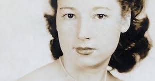 Daisy Sanders's Instagram, Twitter & Facebook