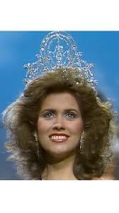 Deborah Nos's Instagram, Twitter & Facebook