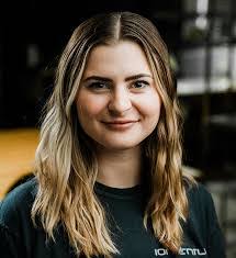 Laura Meixner's Instagram, Twitter & Facebook