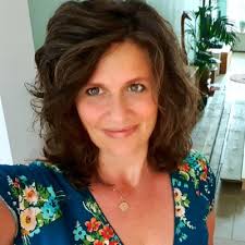 Which one is your favorite of these? Let me know your heart color in the  comments👇🏻 1-Regina Della Moda🧡 2-Esmeralda💚 3-Euphoria❤️ 4-Opulence🖤  For more art visit www.wendybuiter.com