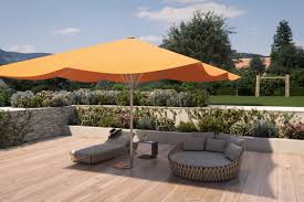 Ein sonnenschirm ist ein perfekter schattenspender für heiße tage im garten, auf der terrasse, am gartenpool oder auf dem. Grosse Sonnenschirme Fur Freiluftgastronomie