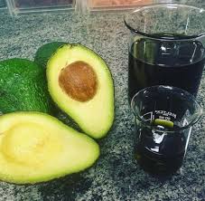 O azeite de abacate é, assim, uma escolha saudável para cozinhar, visto que as gorduras deste alimento resistem à oxidação induzida pelo calor. Pesquisa Inedita Comprova Que Azeite De Abacate Pode Reduzir Colesterol De Forma Imediata Terra Da Gente G1