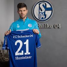 News, nachrichten, bilder, videos, meldungen, infos, gerüchte rund um den fc schalke 04. Transfer News Live Deal Done Schalke Have Signed 37 Year Old Striker Klaas Jan Huntelaar On A Contract Until The End Of The Season Source Fc Schalke 04 Facebook