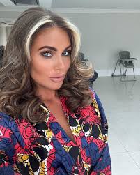 Haven't done a selfie in forever 😜I don't even have time anymore to take  pictures 🤣 but loving my hair today 🫶🏽 Coloured and extensions by  @hausofblonde.salon Extensions @bellami_uk Styled @kirstyobrienhair