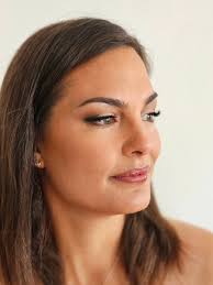 Mai egyik esküvőre készülő vendégem ismét @psdranna volt, aki egy bézses  fényű tusvonalas szemsminket kért. 🖌💄🤗 #nellisminkel #sminkesbudapest  #budapestsminkes #budapest #smink #sminkes #gyeresminkeljünk #alkalmismink  #üdesmink #ünnepismink ...