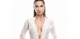 Galatasaray ve milli takımın eski futbolcusu emre aşık'ın eşi olarak tanınan yağmur sarnıç 1993 yılında dünyaya gelmiştir. Emre Asik Ve Yagmur Sarnic Davasinda Flas Gelisme Son Dakika Spor Magazin Haberleri