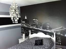 Observer une photo de décoration parle plus que de visualiser sa chambre après travaux. Epingle Sur Chambre Ado Noire