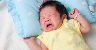 Bayi menangis karena dia merasakan tidak nyaman. 2 Cara Menenangkan Bayi Menangis Tengah Malam Popmama Com