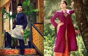Baju ini dikenakan bersama kain sarung dan kopiah. Pakaian Adat Riau Gambar Keunikan Dan Penjelasannya Lengkap