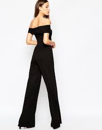 Flowy dresses, slacks, polo shirts or jeans. The Most Flattering Piece To Wear To A Dinner Party