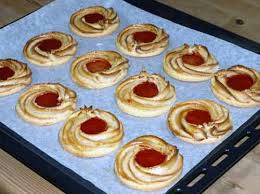 Ochsenaugen Rezept Platzchen Mit Marzipan Und Frucht Gelee Rezept Ochsenaugen Kekse Backen Rezept Lebensmittel Essen