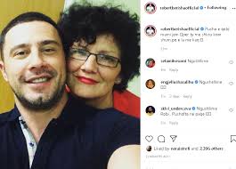 Ma ki kput shpirtin'/ Ndërron jetë nëna e Patris dhe Robert Berishës,  vëllezërit prekin me dedikimet: Për ty me shkru kom shum, po e la me kaq