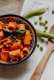 Rigatoni Mit Tomaten Mascarpone Sugo Erbsen Reisehappen In 2020 Nudel Rezepte Rigatoni Italienische Gerichte