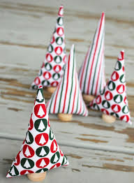 Les gens préfèrent les sapins originaux et la décoration de noël à fabriquer à la maison ce qui. Deco De Noel A Fabriquer En 53 Idees Amusantes Handmade Christmas Decorations Handmade Christmas Fabric Christmas Trees