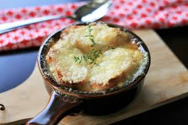 This traditional french onion soup recipe has a rich broth loaded with caramelized onions and topped with what are the best onions for french onion soup? Rich And Simple French Onion Soup Recipe Allrecipes