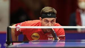 Timo boll erkundet zusammen mit einem kind das deutsche haus und beweist sich an der tischtennisplatte. Der Alte Hase Der Sommerspiele