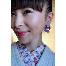 画像に含まれている可能性があるもの 1人 セルフィー クローズアップ pearl earrings earrings drop earrings