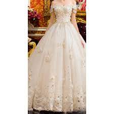 فستان زفاف أبيض بأكتاف منخفضة مزين بفصوص من الكرستال الذهبي متركز على منطقة الصدر ومتفرق على أنحاء الفستان تحت منطقة الخصر dresses gold dress ball gowns