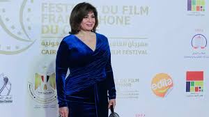 علقت النجمة إلهام شاهين على الفيديو المنتشر عبر مواقع التواصل الاجتماعي لها وهي تصلي الجنازة على جثمان الراحلة مها أبو عوف، بدون حجاب. Ø¨Ø¹Ø¯ Ø£Ø¯Ø§Ø¡ Ù…Ù†Ø§Ø³Ùƒ Ø§Ù„Ø¹Ù…Ø±Ø© Ø¥Ù„Ù‡Ø§Ù… Ø´Ø§Ù‡ÙŠÙ† Ø§Ø±ØªØ¯Ø§Ø¡ Ø§Ù„Ø³ÙˆØ§Ø±ÙŠÙ‡ Ø¨Ø§Ù„Ø³Ø¹ÙˆØ¯ÙŠØ© ÙƒØ§Ù† Ø­Ù„Ù…Ø§ Ø§Ù„Ù†Ù‡Ø§Ø±