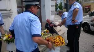 POZA ZILEI. Poliția Locală, exces de zel. Bătrână luată pe sus de polițiștii locali pentru că vindea flori