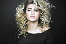 Allwyn kelly is the father of tori kelly. Tori Kelly Biography Age Hiding Place Parents Wedding Songs And Net Worth
