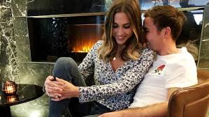 Mario götze pausiert wegen einer stoffwechselkrankheit, kommt aber zur hochzeit von manuel neuer. Mario Gotze Sagt Hochzeit Mit Ann Kathrin Brommel Ab