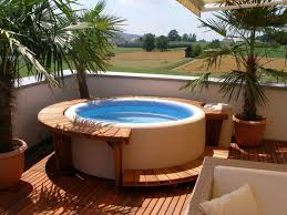 Träumen sie davon, ihren eigenen whirlpool im garten, auf egal, ob sie ihren whirlpool als treffpunkt für die ganze familie, als romantischen ort oder als partyziel haben möchten, sie können ihn so gestalten. Ein Balkon Whirlpool Mit Holzakzenten Whirlpool Hinterhof Whirlpool Deck Whirlpool Garten