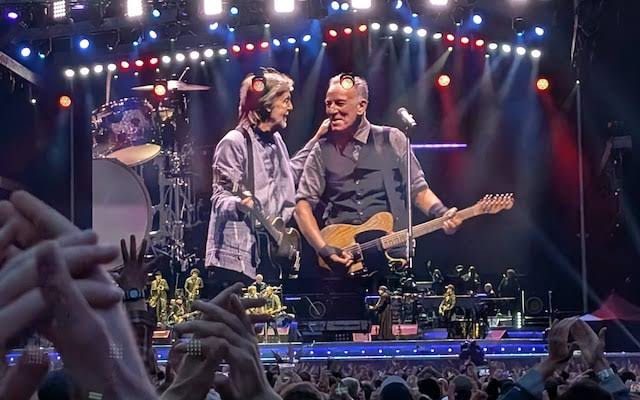 Bruce Springsteen joined by Paul McCartney for surprise duet