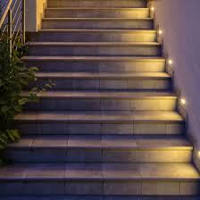 Treppenbeleuchtung In Um Das Haus Sichere Beleuchtung Fur Den Garten Oder Eingang Mit Schonem Licht Aussenbeleuchtung Haus Treppenleuchten Treppenbeleuchtung