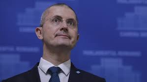 10 iulie 1975, sibiu, românia) este un politician român, vicepremier în guvernul florin cîțu din 21 decembrie 2020, membru al camerei deputaților din 2016 și președinte al uniunii salvați românia, al treilea cel mai mare partid din parlamentul româniei. Dan Barna A AnunÈ›at CÄƒ Are Covid 19 Digi24