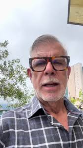 Alcalde de San José y el obelisco costoso