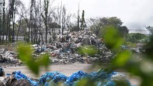 Pembakaran mengurangkan sisa organik dan mudah terbakar menjadi bahan tidak organik dan tidak pengendalian dan pembuangan sampah berjangkit yang tidak betul kini diakui sebagai sumber jangkitan dan kesan yang boleh dihindari terhadap alam sekitar. Kesan Plastik Yang Tidak Berhenti Greenpeace Malaysia