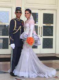 Lieu bermaksud berada dalam seperti satu kedudukan. Leftenan Muda Suhaila Azie D Touch Wedding Couture Facebook