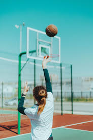 Dalam bermain bola basket ada beberapa teknik dasar yang perlu dikuasai para pemain antara lain menggiring bola, menembak bola (shooting), dan sebagainya. Bola Basket Papan Pantul Basket Ring Basket Portable Tiang Basket Tanam Teknik Melakukan Shooting Atau Melempar Bola Basket Ke Ring Basket