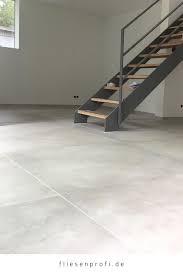 ✓ große auswahl ✓ 30 tage beachten sie zudem beim kauf von fliesen für den außenbereich, dass die fliese auch wirklich. Bodenfliese In Betonoptik Im Format 120x120 Cm Dwell Off White A1qj Von Atlas Concorde Betonoptik Fliesen Wohnzimmer Bodenfliese