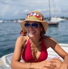 Tendre photo avec christian estrosi. Laura Tenoudji Assume Le Decollete