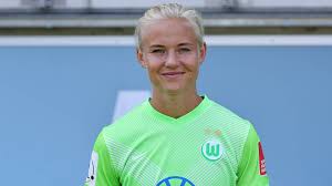Joueuse de football danoise (fr); Chelsea Sign Striker Pernille Harder From Wolfsburg London Itv News