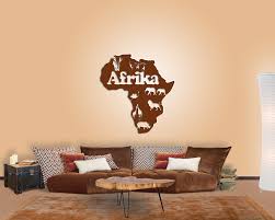 Wohnzimmer afrika, moderne wohnzimmer gepolsterte sessel tierdruck stoff leder sofa schrank innenraume zimmer afrikanische ethnische einfluss stile stockfotografie alamy. Wohnzimmer Afrika Style Home Creation