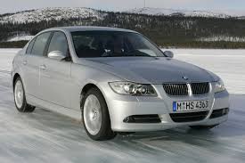 The 3 series touring is heavier than the saloon by some 90kg but any variations in the driving dynamics are negligible. 2007 Bmw 3 Series Review Ratings Edmunds
