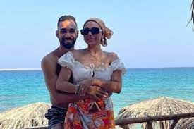 Ø²ÙØ¬Ø© Ø¹ÙØ±Ù Ø§ÙØ³ÙÙÙØ© ØªØ«ÙØ± Ø§ÙØ¬Ø¯Ù Ø¨ØµÙØ±Ø© Ø¬Ø±ÙØ¦Ø© ÙØ¹Ù Ø§ÙÙØµØ±ÙÙÙ