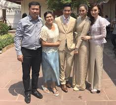 สละโสดไปอีกคู่แล้วสำหรับ ดร.รัฐศาสตร์ กรสูต หรือ เปปเปอร์ อดีตนักแสดง. à¸£à¸§à¸¡à¸£ à¸›à¸ à¸²à¸žà¸‚à¸­à¸‡ à¸„à¸£ à¸¡ à¹€à¸›à¸£à¸¡à¸ª à¸™ à¸„à¸§à¸‡à¹à¸Ÿà¸™à¸«à¸™ à¸¡ à¸› à¹€à¸•à¸­à¸£ à¸—à¸³à¸š à¸à¹à¸• à¸‡à¸‡à¸²à¸™à¸ž à¸˜ à¹„à¸—à¸¢ à¸£ à¸›à¸— 6 à¸ˆà¸²à¸ 18