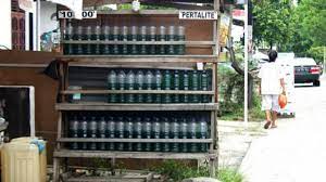Sedangkan pengecer adalah pengusaha yang menjual barang atau jasa secara eceran kepada menurut kotler (2007:592), usaha eceran (retailing) adalah semua kegiatan yang melibatkan. Jual Bensin Eceran Bisa Dipenjara 3 Tahun Bagaimana Penjelasannya