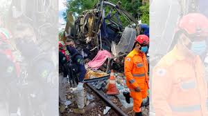 Lo que está pasando en brasil es algo que realmente está fuera de todos los patrones mundiales. Al Menos 16 Muertos Y 27 Heridos Al Caer Un Autobus De Un Viaducto En Brasil Mundo Opinion Bolivia