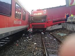 Un tânăr de 19 ani a fost spulberat de tren.traficul feroviar între arad şi timişoara accident feroviar mortal! Accident Feroviar La Cluj Un Tir È™i Un Autoturism Au Fost Lovite De Tren Foto Stiri De Cluj