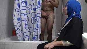 Wanita muslim ini kaget !! Dia secara tidak sengaja melihat kontol besarku  !! | xHamster