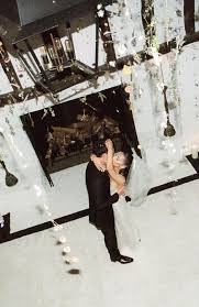 According to vogue , grande's dress was a vera wang. Ke4vrqmgmsskjm